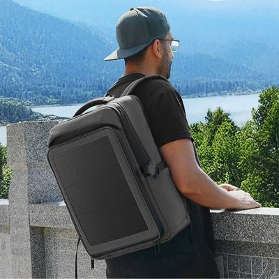 Homme sac a dos energie solaire regarde paysage