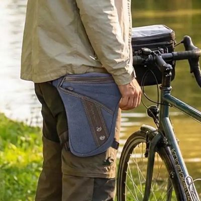 Homme sacoche de jambe debout côté vélo