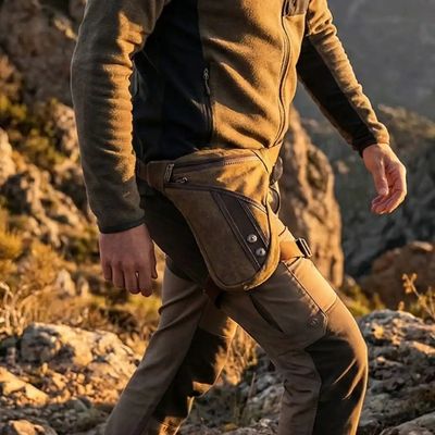 Homme sacoche de jambe marche chemin escarpé