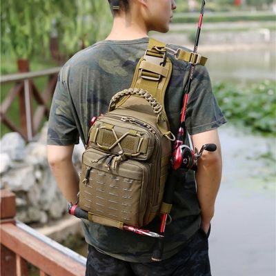 Homme sacoche randonnée part pêche