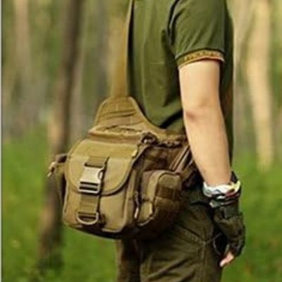 Homme sacoche tactique balade forêt