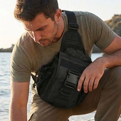Homme sacoche tactique ramasse coquillages grève