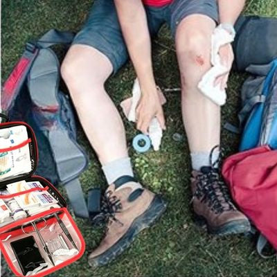 Homme se soigne genou grâce trousse de premier secours