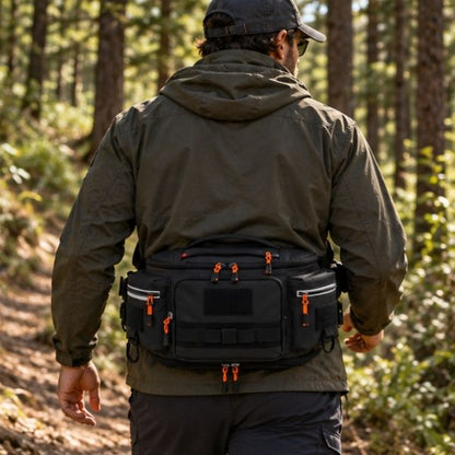 Homme sentier forêt sacoche ventrale multifonction dans dos