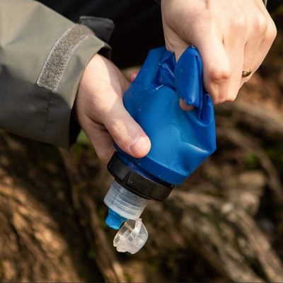 Homme vide bouteille filtrante en écrasant corps flexible