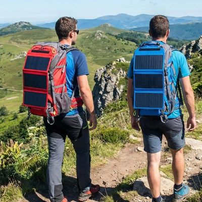 Hommes sac a dos panneau solaire randonne sentier crêtes