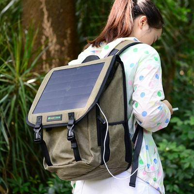 Jeune femme panneau solaire sac a dos envoie texto