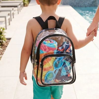 Jeune garçon sac a dos piscine enfant bord piscine