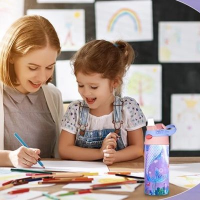 Maman avec fille dessine gourde isotherme enfant posée côté