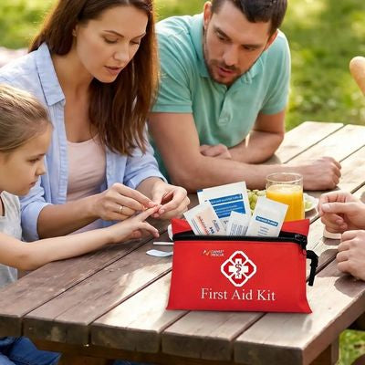 Maman soigne doigt fille avec trousse premier secours