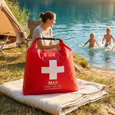 Maman surveille baignade enfants sacoche premier secours étanche prête