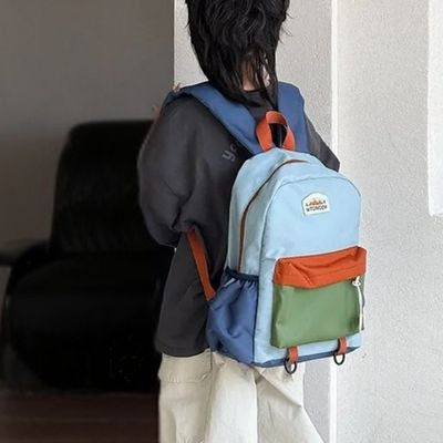 Petite fille sac a dos enfant maternelle devant salon