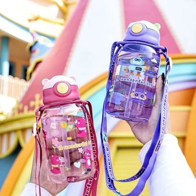 Présentation une gourde pour enfant dans les deux mains