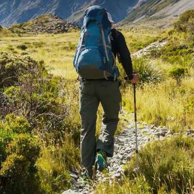 Randonneur marche chemin alpin avec baton en trail