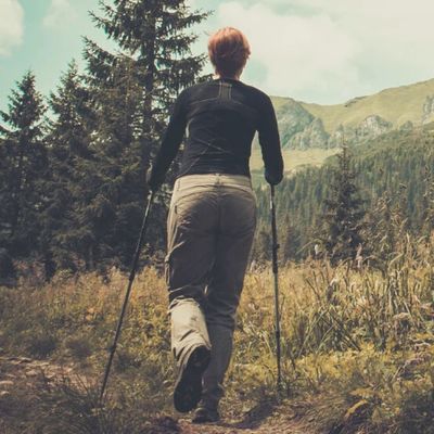 Randonneuse balade plateau alpin avec baton en trail
