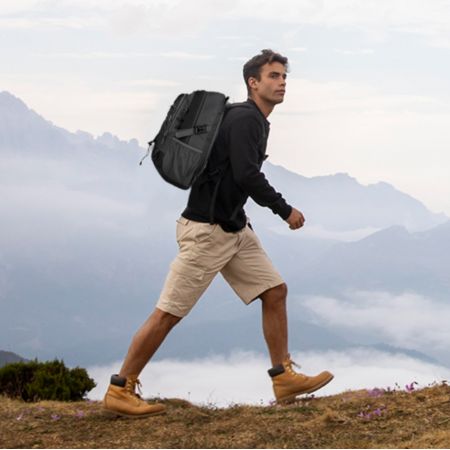 Homme marche montagnes sac à dos 30 litres confortable