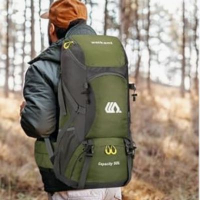 Sac a dos homme camping randonnée en forêt