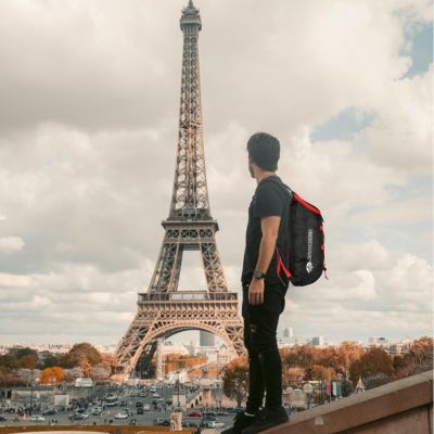 Homme sac a dos impermeable léger admire tour Eiffel