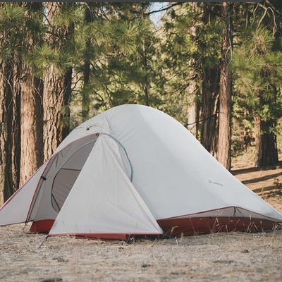 Tente bivouac 2 places légère installée côté pins 