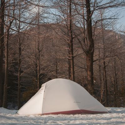 Tente bivouac 2 places légère plantée chaume enneigée