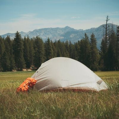 Tente bivouac 2 places légère plantée prairie montagne