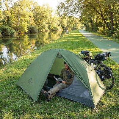 Tente trekking 1 place plantée bord voie verte