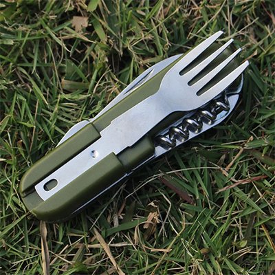Un couteau fourchette multifonction compact pour randonnée
