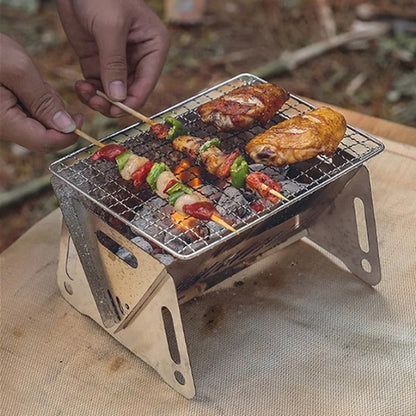 Brochettes posées à la main sur le barbecue pliable GrillFlam
