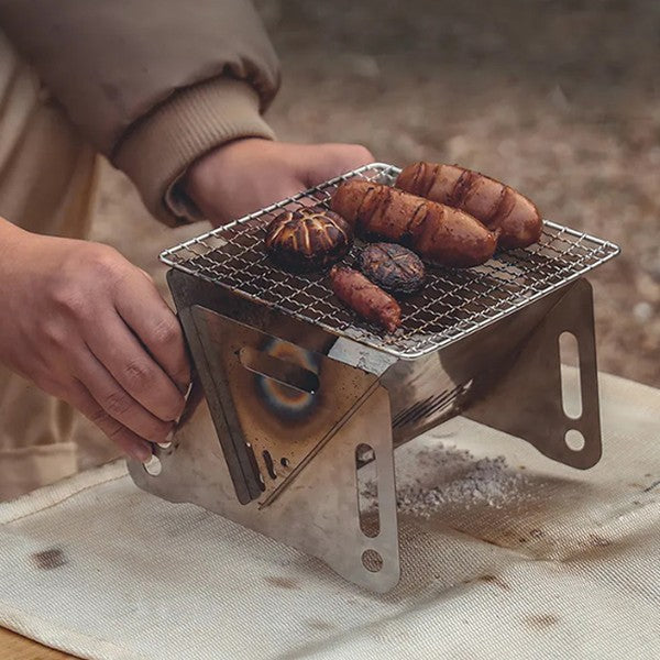 Barbecue pliable GrillFlam déplacé avec ses grillades