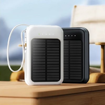 Batterie lithium solaire posée sur table