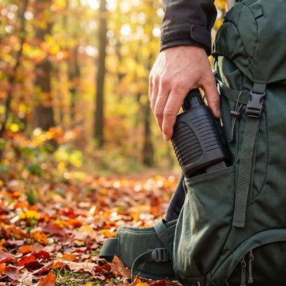 Monoculaire infrarouge HawkIR glissé dans la poche d'un sac à dos