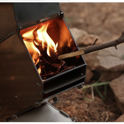 Petit bois glissé dans le foyer du rocket stove RocketFlam