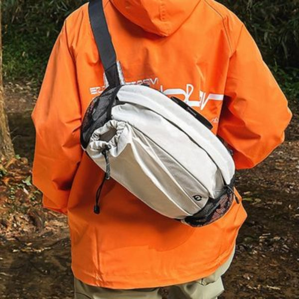 Sac banane homme FlexMove blanc cassé porté en bandoulière